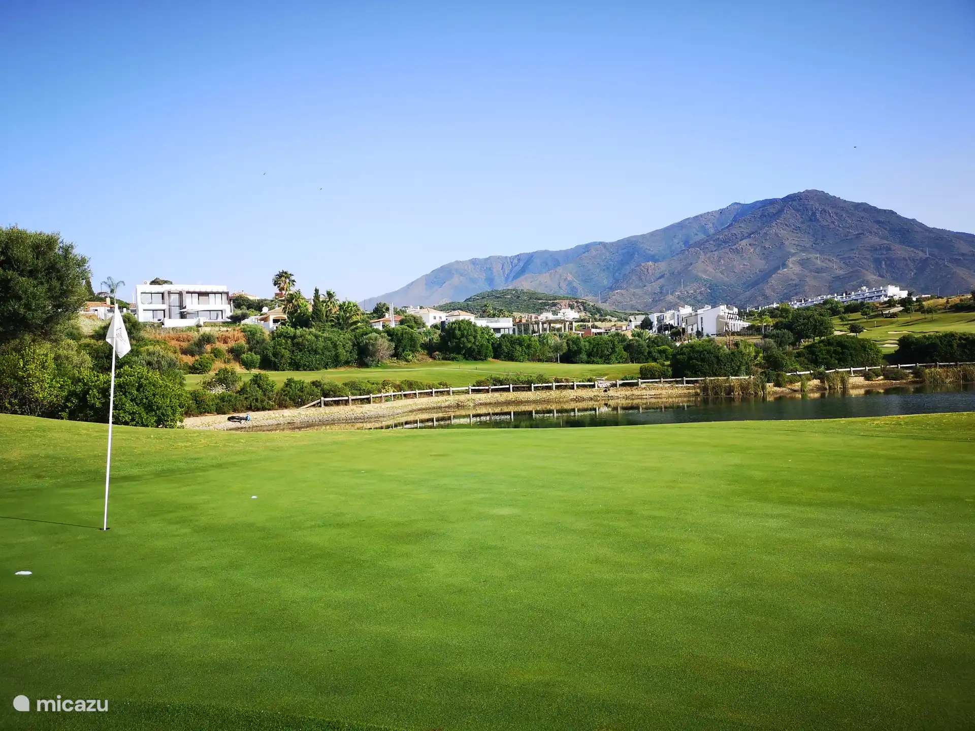 Golfplatz mit Villa im Hintergrund