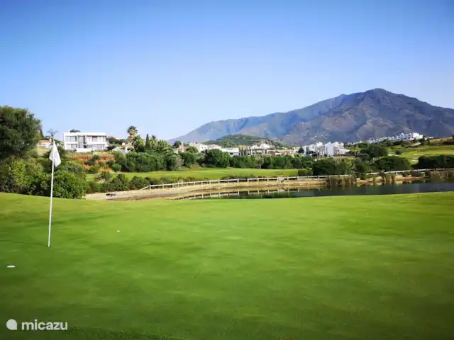Villa de golf pour Blanca  | Espagne, Costa del Sol, Estepona - villa Terrain de golf avec villa en arrière-plan