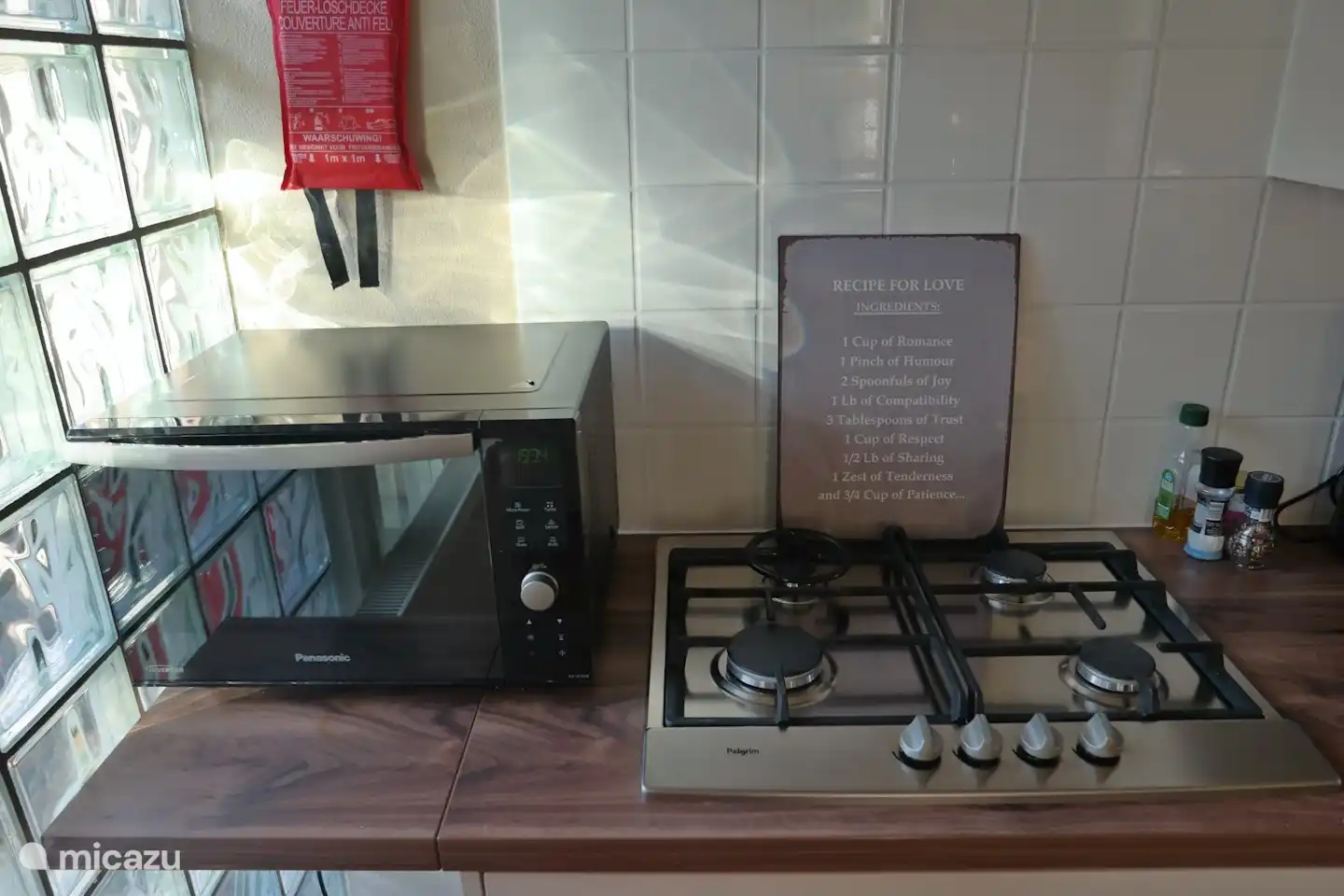 Herd und Kombibackofen (Mikrowelle, Backofen, Grill)