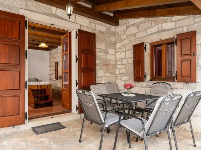 villa en Croacia, Istria, Zminj – Villa Stauri mesa de comedor al aire libre