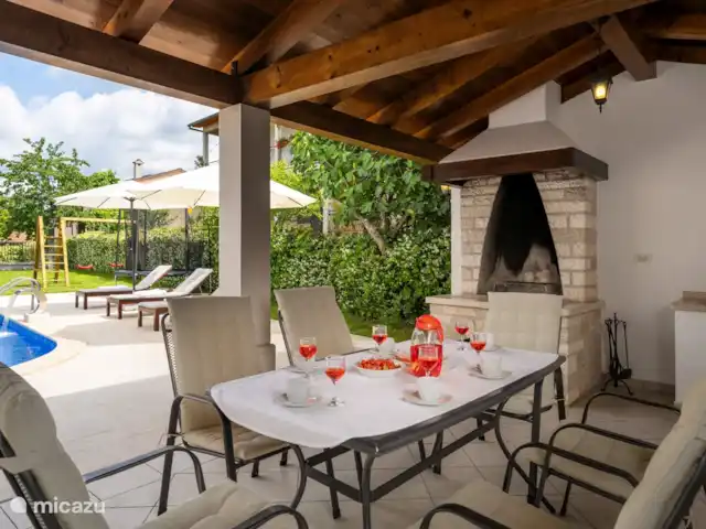 villa en Croacia, Istria, Zminj – Villa Stauri Porche + mesa de comedor