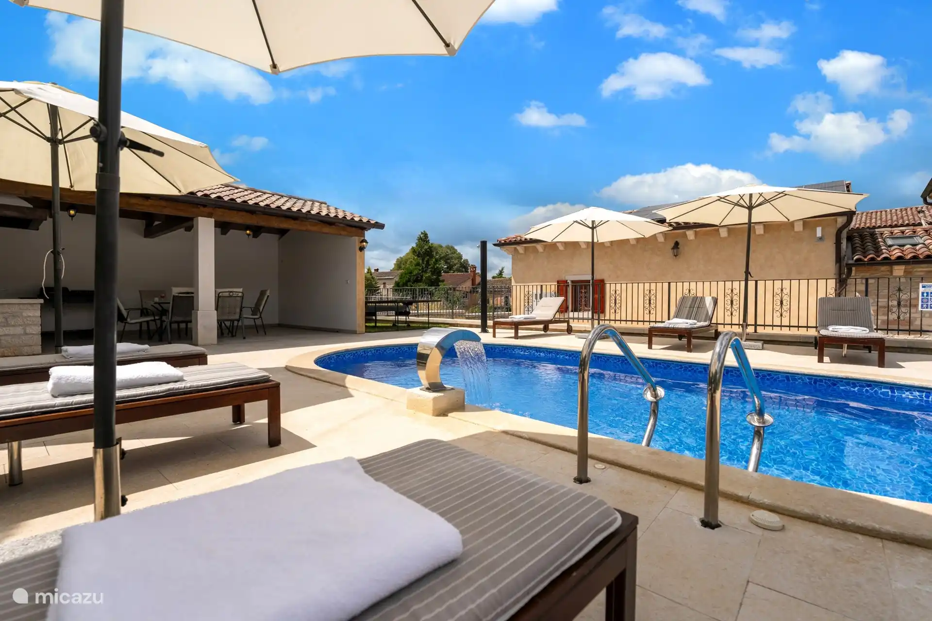 Sonnenliegen am Pool