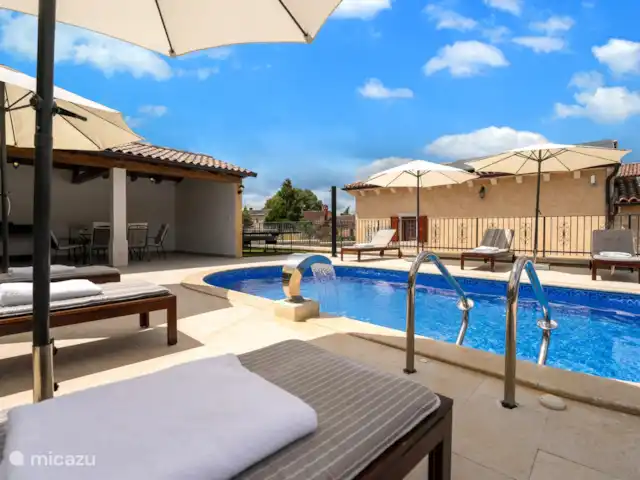 villa en Croacia, Istria, Zminj – Villa Stauri tumbonas junto a la piscina
