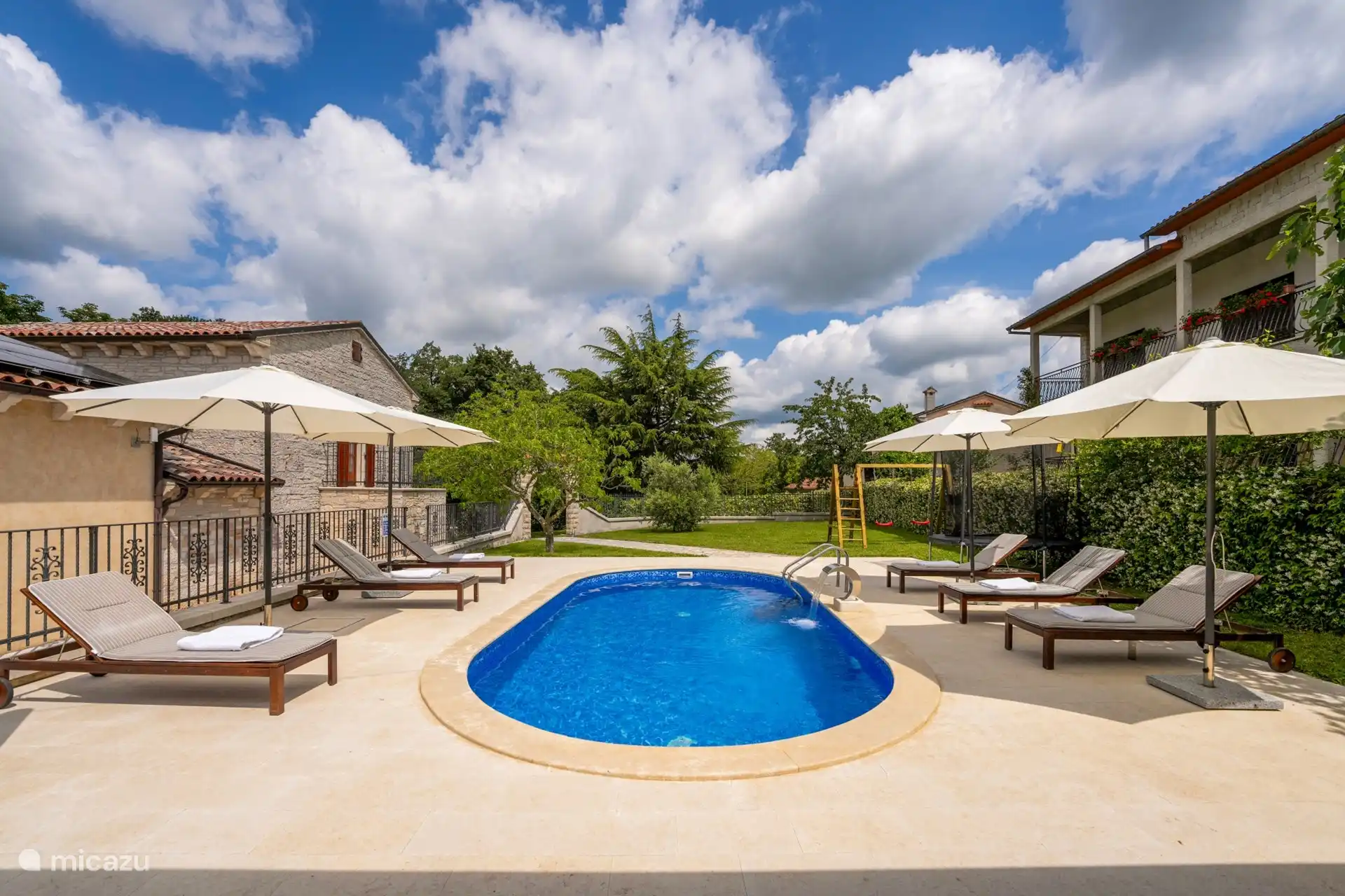 Schwimmbad + Terrasse