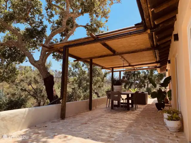 vakantiehuis huren in Portugal, Beja, São Teotónio – Casa Lipe Prive terras met ruime eettafel en uitzicht over de valei