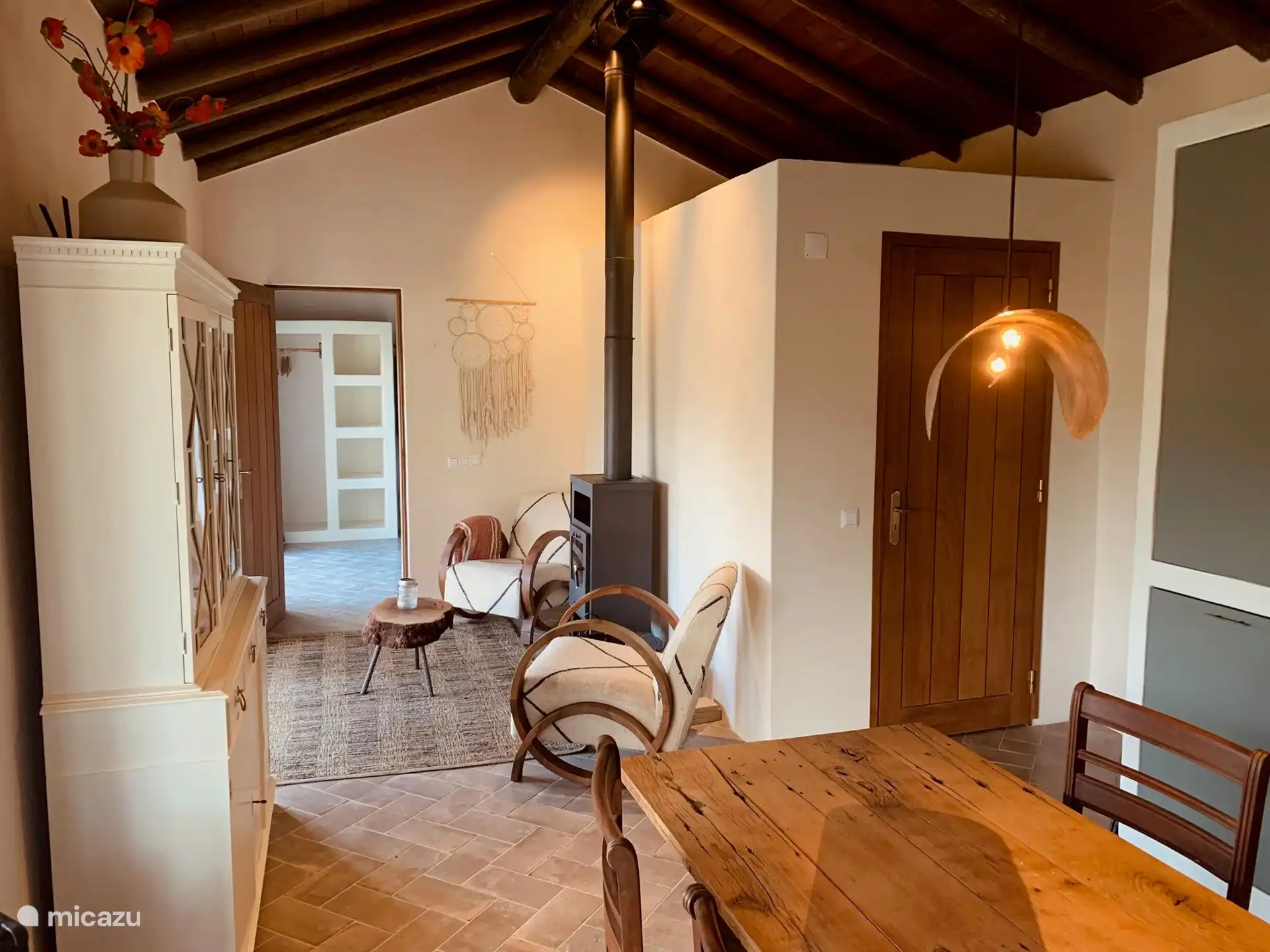 Wohnzimmer mit Holzofen