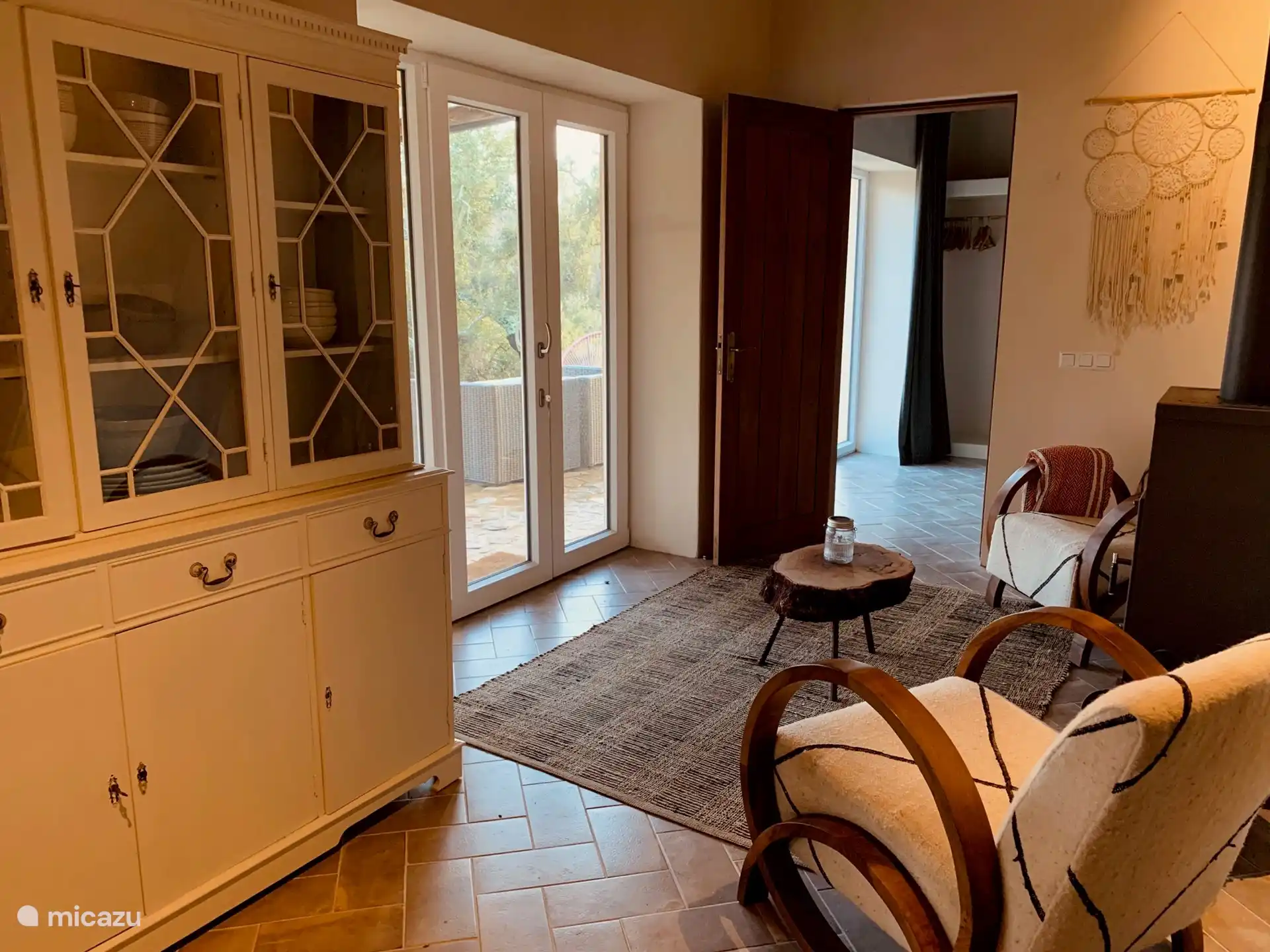 Wohnzimmer mit Terrassentüren zur Terrasse