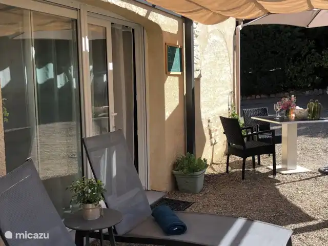 Location de Vacances France, Hérault, Oupia, chambres d'hôtes - Marie Jean chambre Le Vignoble Petite terrasse romantique