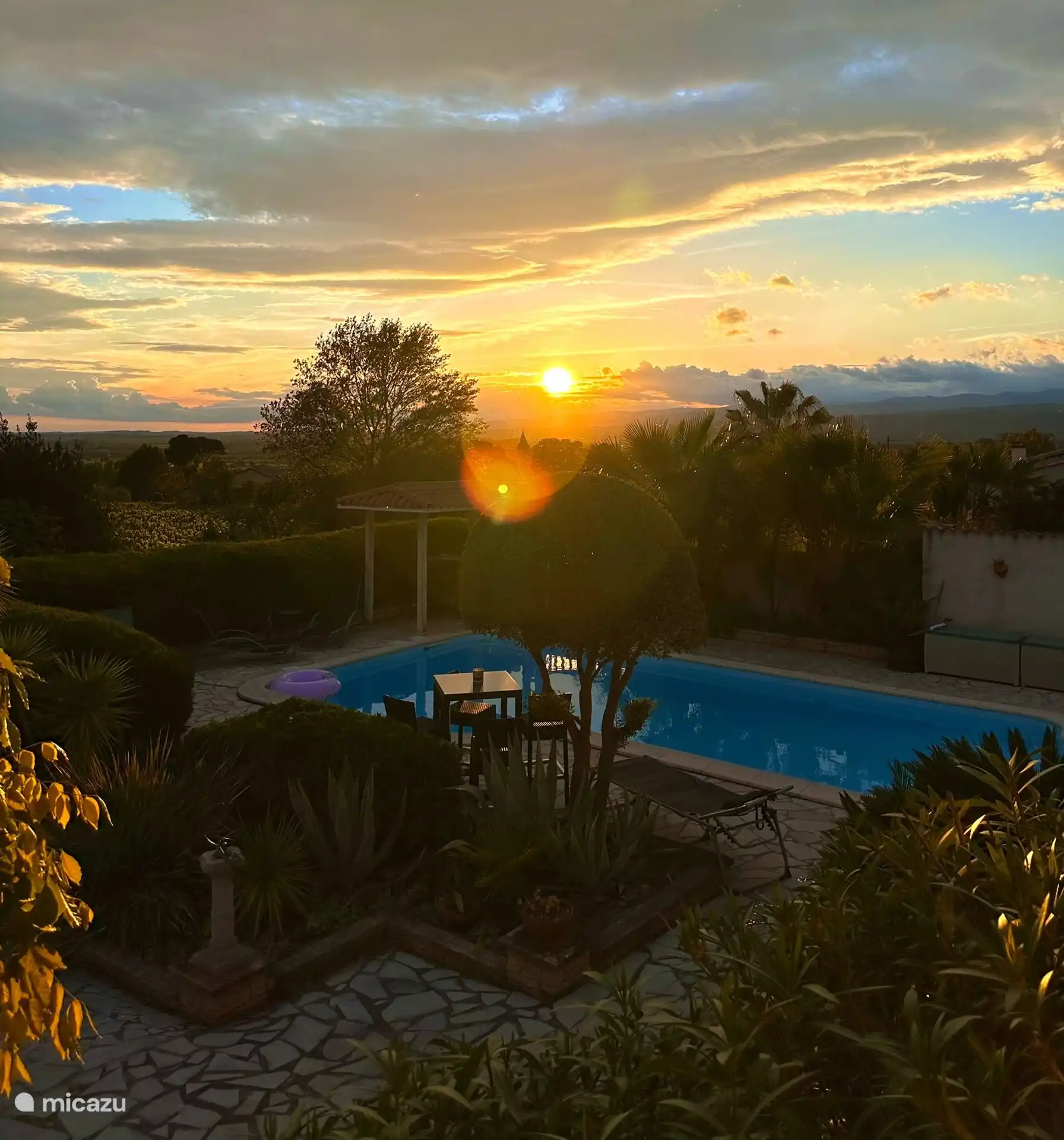 Schwimmbad mit untergehender Sonne 