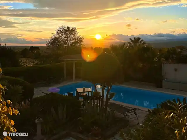 Location de Vacances France, Hérault, Oupia, chambres d'hôtes - Marie Jean chambre Le Vignoble Piscine avec soleil couchant