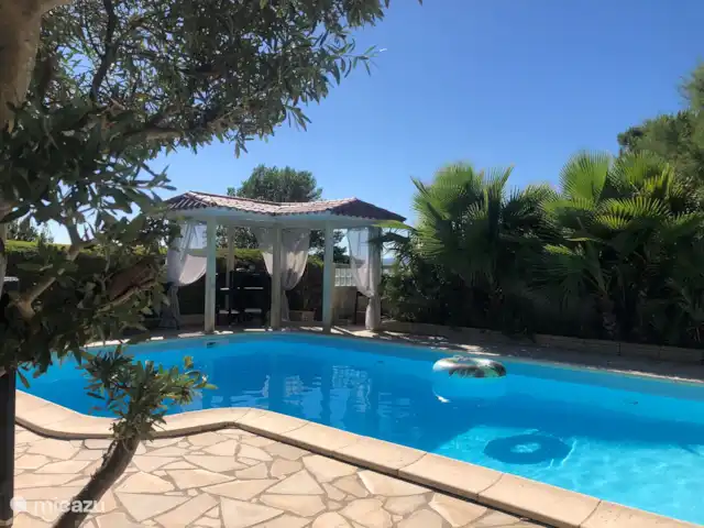 Location de Vacances France, Hérault, Oupia, chambres d'hôtes - Marie Jean chambre Le Vignoble Piscine avec chaises longues