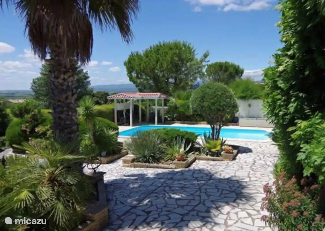 Poolgarten mit Sitzgelegenheiten