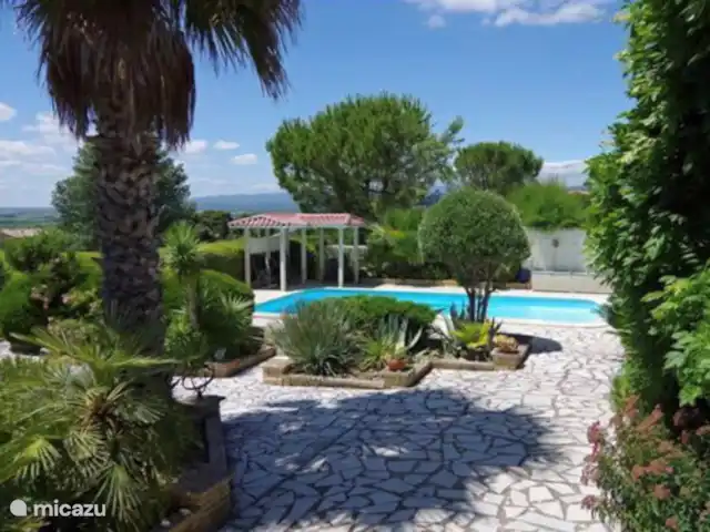 Location de Vacances France, Hérault, Oupia, chambres d'hôtes - Marie Jean chambre Le Vignoble Jardin de la piscine avec coin salon