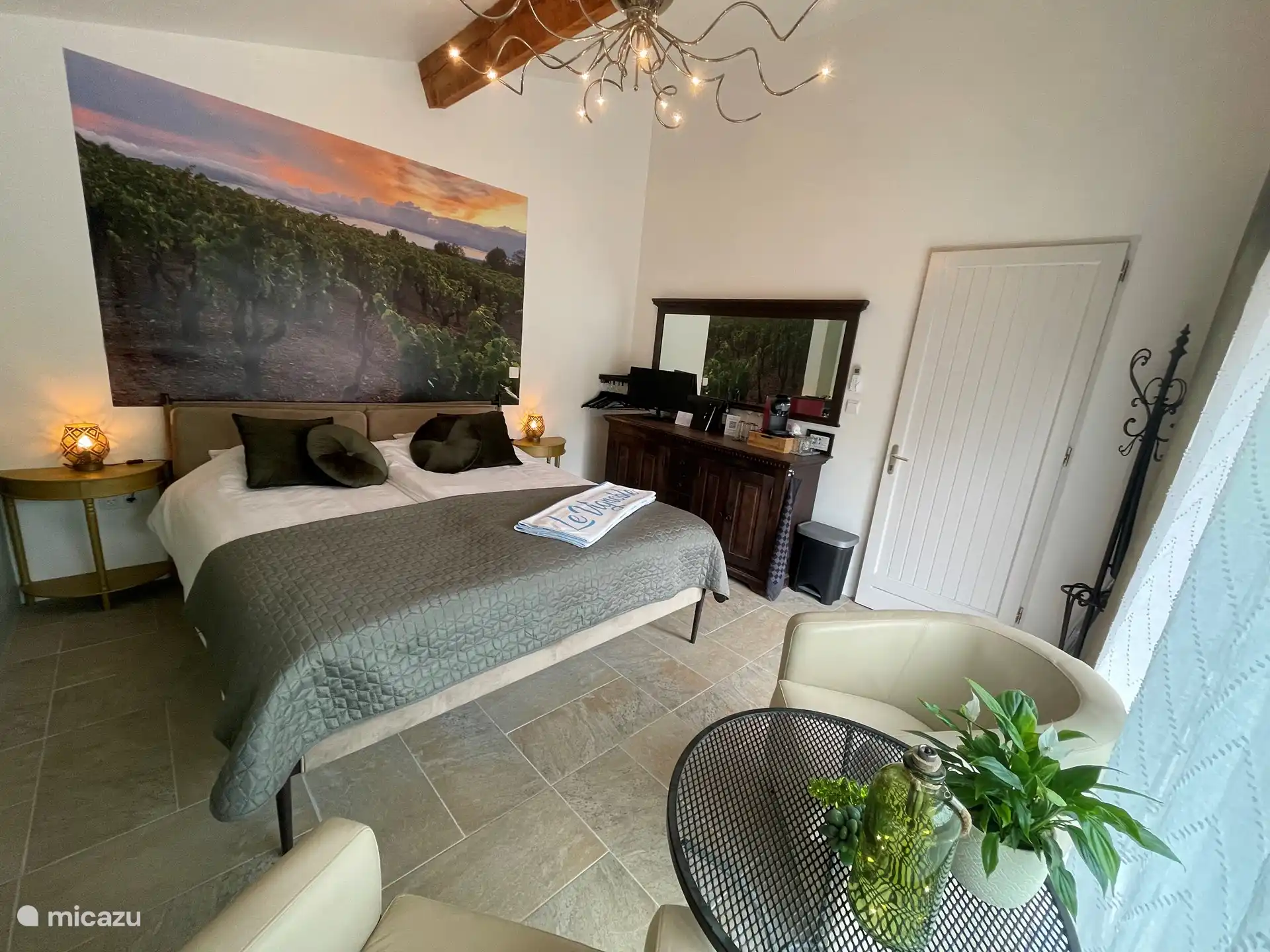 Nespresso-Maschine, Kühlschrank und Wasserkocher 