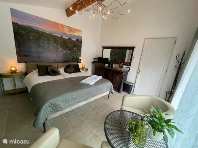 Location de Vacances France, Hérault, Oupia, chambres d'hôtes - Marie Jean chambre Le Vignoble Machine Nespresso, réfrigérateur et bouilloire