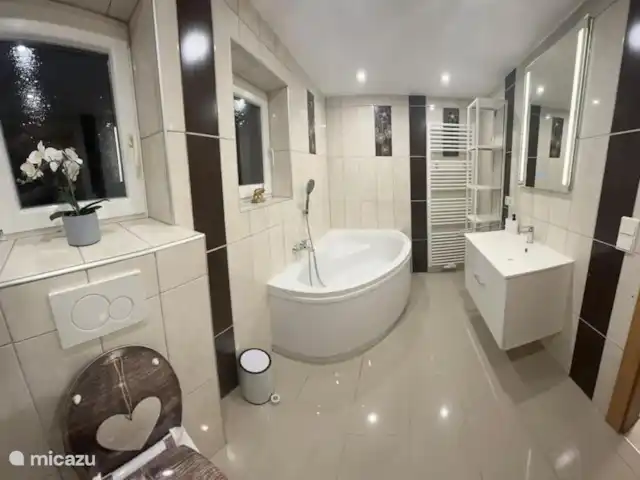 Location de Vacances Autriche, Tyrol, Radfeld, maison de vacances - Maison d’hôtes Inntal Salle de bain avec WC et baignoire au rez-de-chaussée