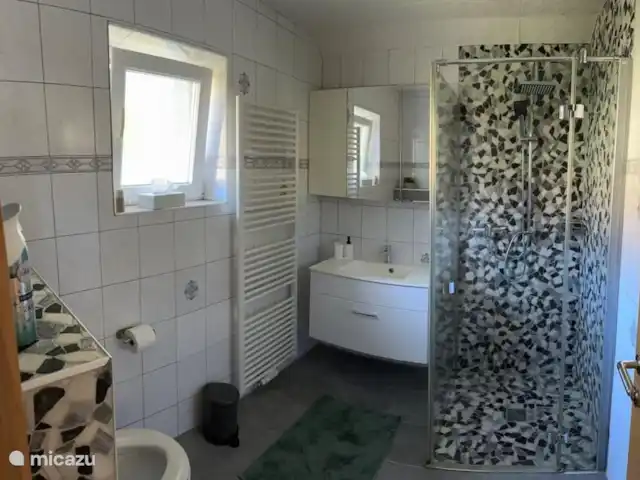 Location de Vacances Autriche, Tyrol, Radfeld, maison de vacances - Maison d’hôtes Inntal Salle de bain avec douche et WC à l’étage supérieur