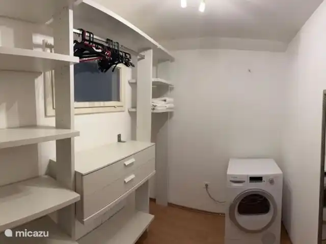 Location de Vacances Autriche, Tyrol, Radfeld, maison de vacances - Maison d’hôtes Inntal Espace de rangement avec sèche-linge