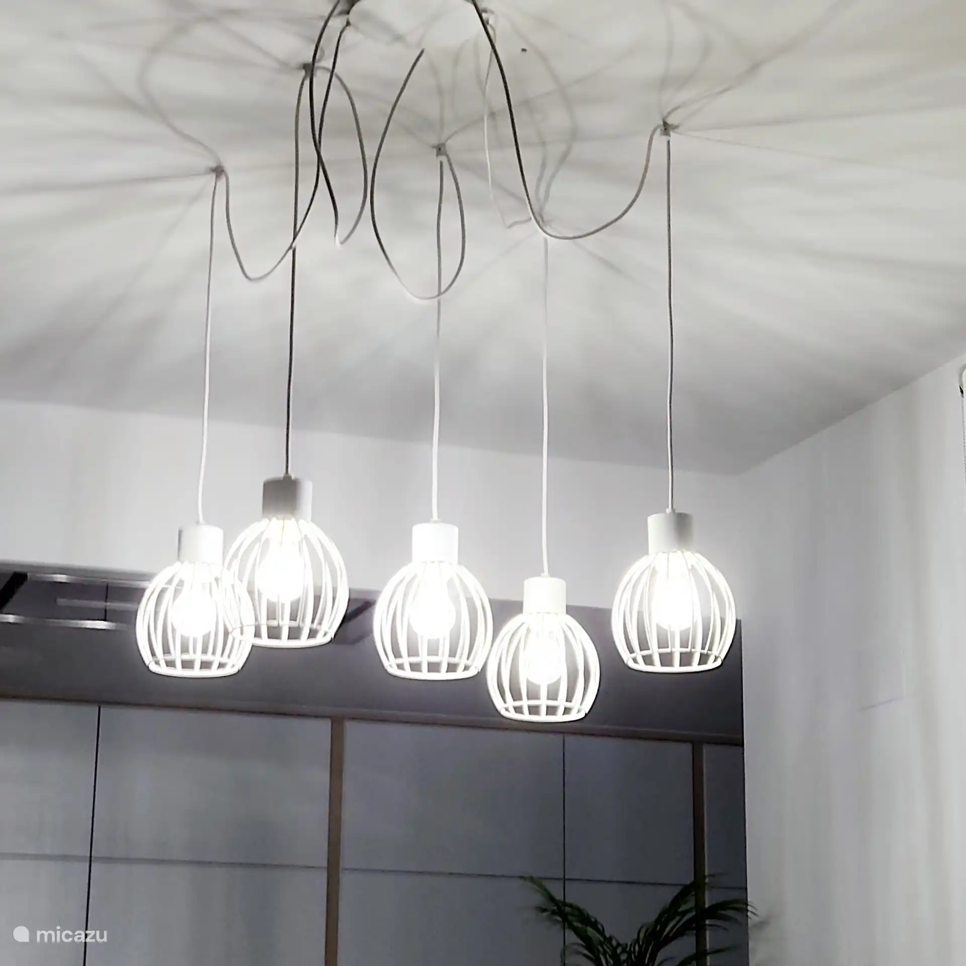 Éclairage confortable au-dessus de la table à manger 