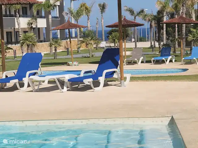 Location de Vacances Espagne, Costa Blanca, Orihuela Costa, penthouse - Amanecer de Luxe  Nouveaux parasols au bord de la piscine