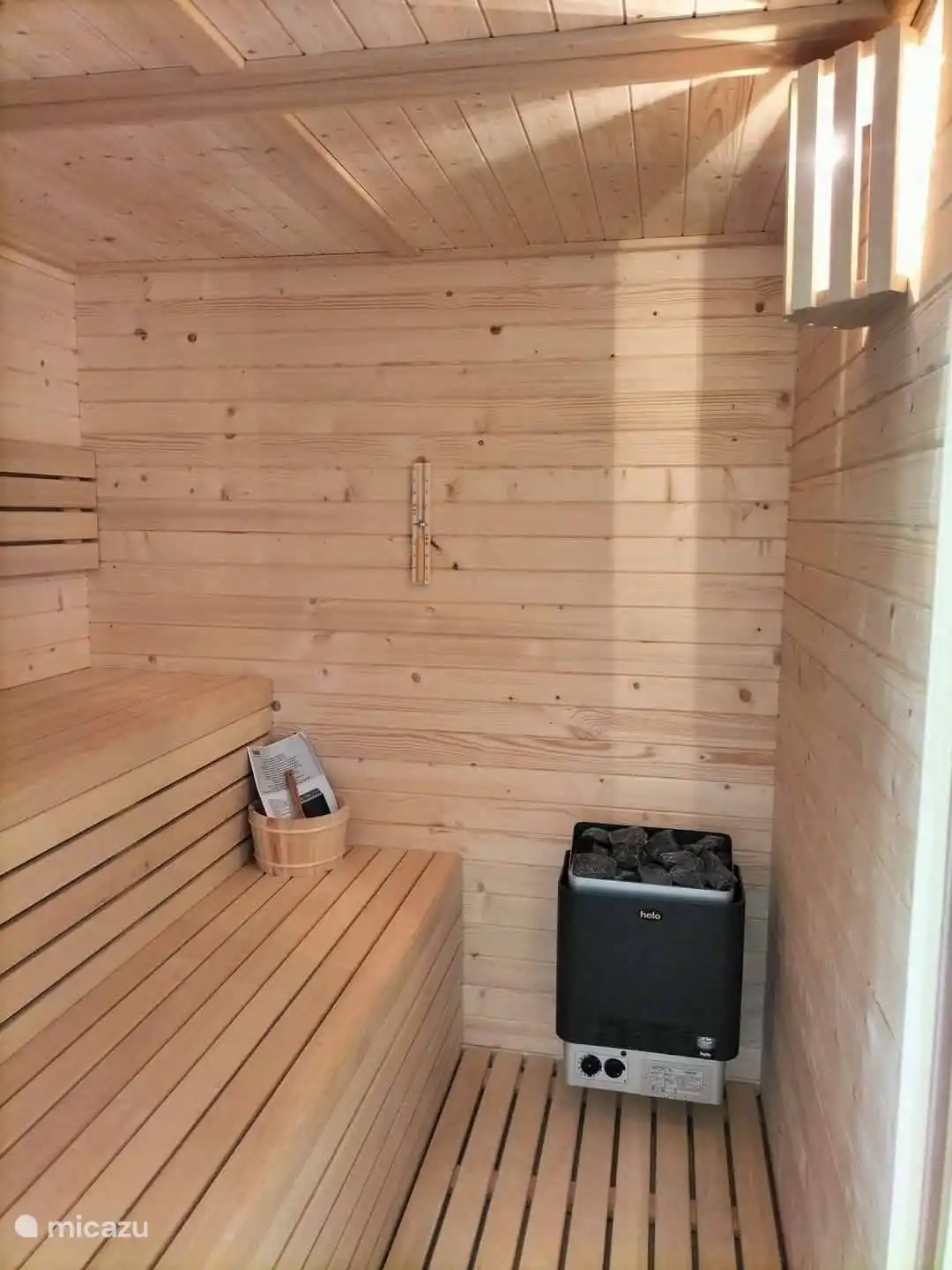 Cabine de sauna et à côté se trouve également un jacuzzi. À cet effet, 4 peignoirs sont disponibles dans l’appartement.