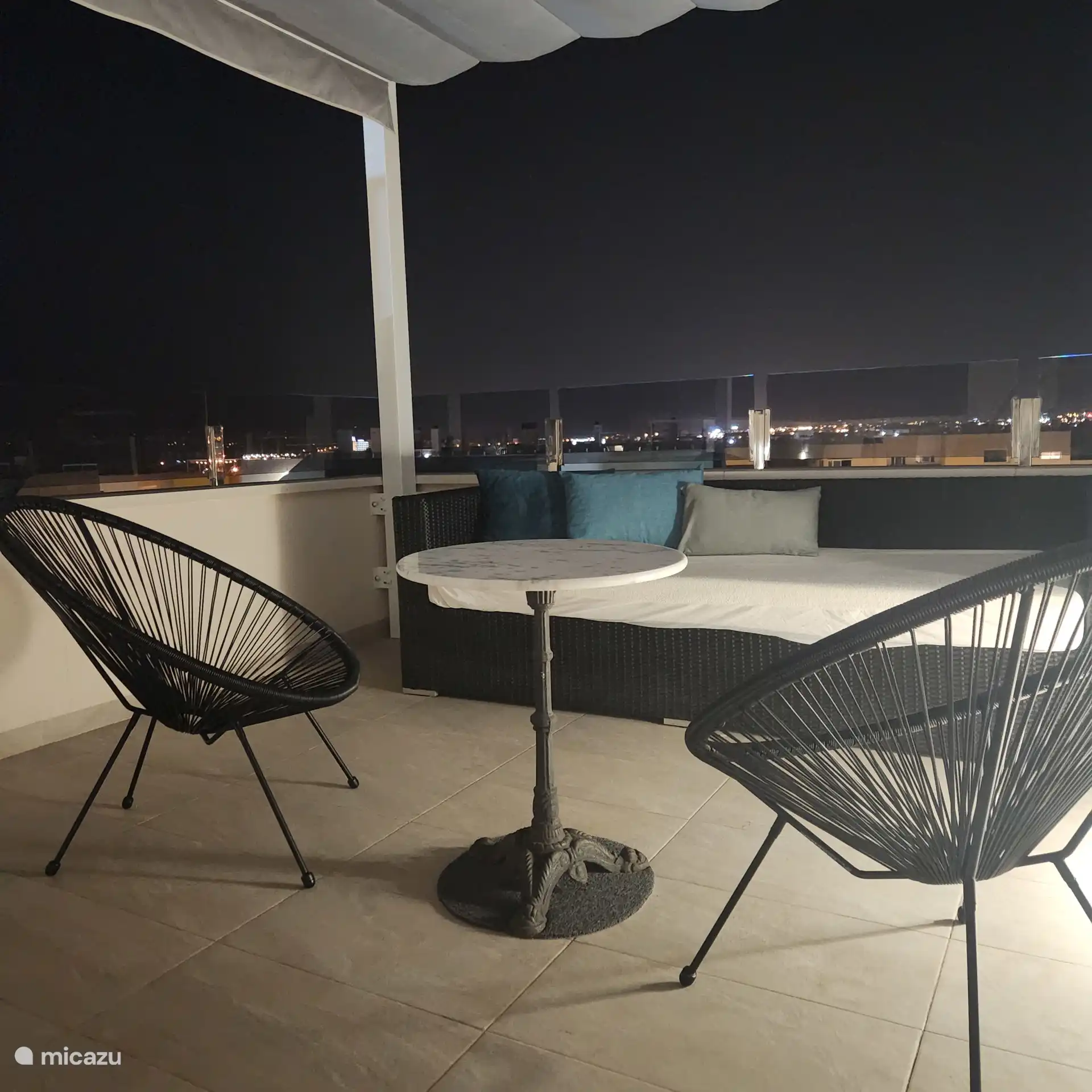 Terrasse avec chaises longues
Terrasse sur le toit avec éclairage et vue magnifique 