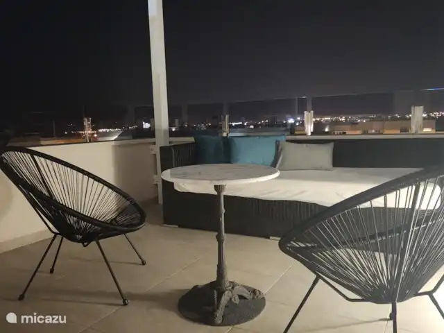 Location de Vacances Espagne, Costa Blanca, Orihuela Costa, penthouse - Amanecer de Luxe  Terrasse avec chaises longues
Terrasse sur le toit avec éclairage et vue magnifique