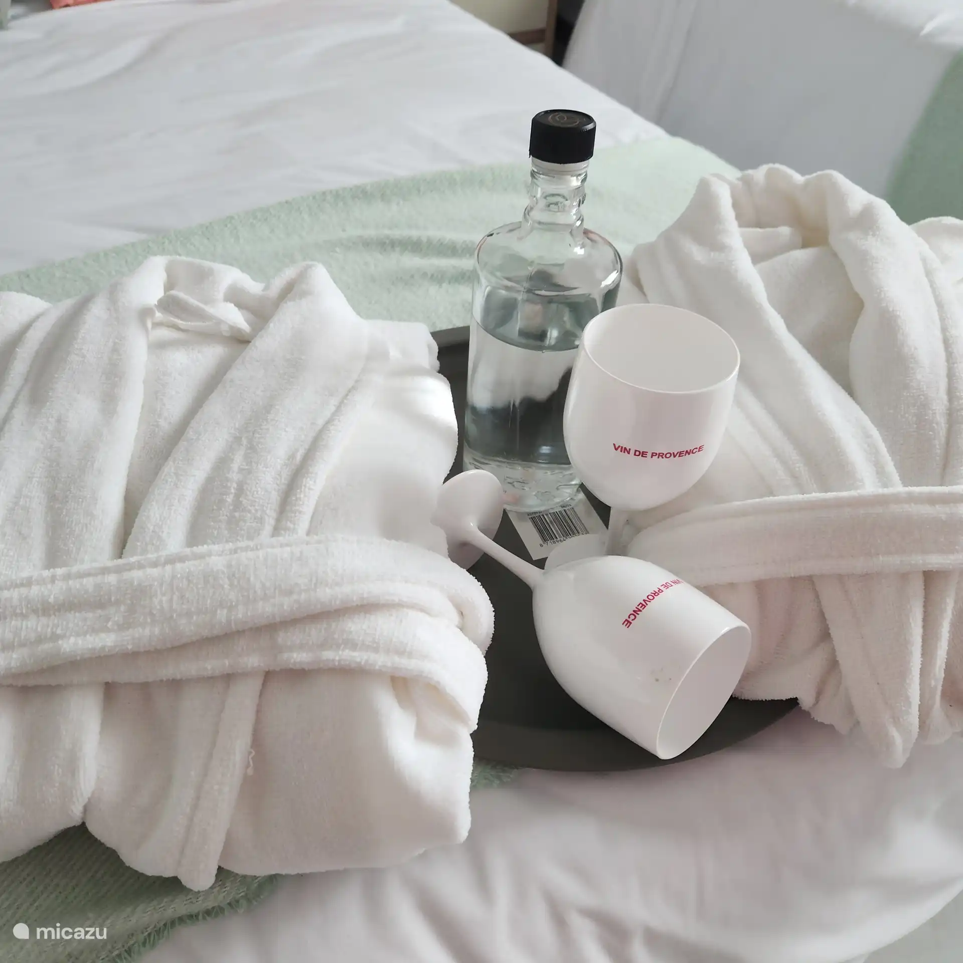 4 peignoirs pour les invités