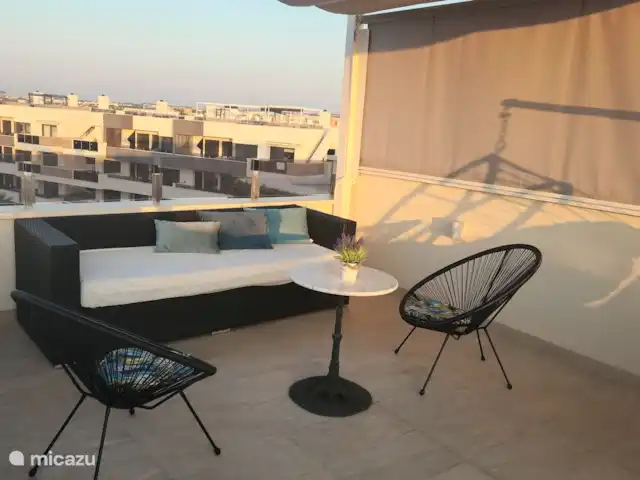 Location de Vacances Espagne, Costa Blanca, Orihuela Costa, penthouse - Amanecer de Luxe  Sièges sur le toit-terrasse avec vue sur la piscine et la mer