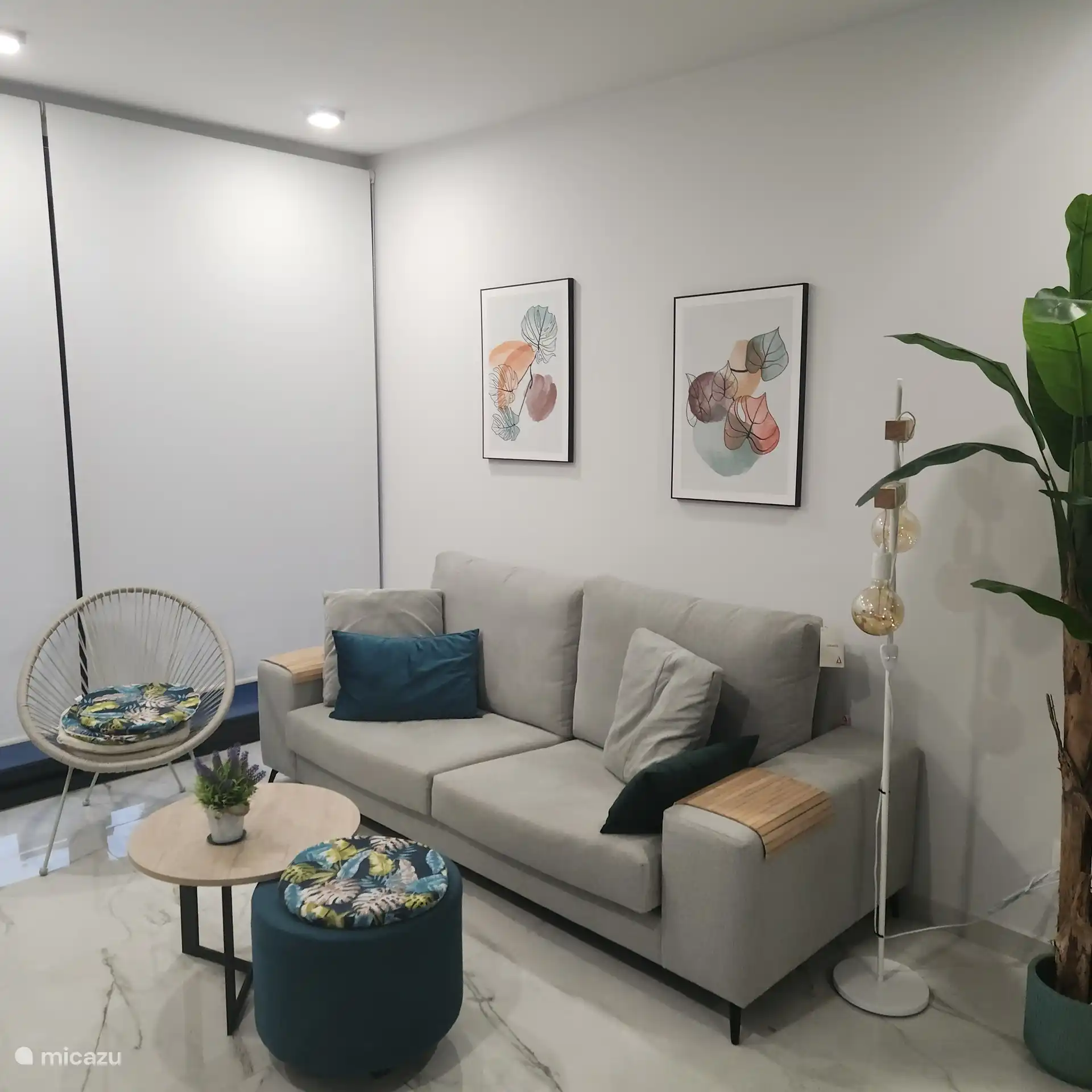 Salon attrayant avec de nombreuses options de sièges pour 4 personnes 