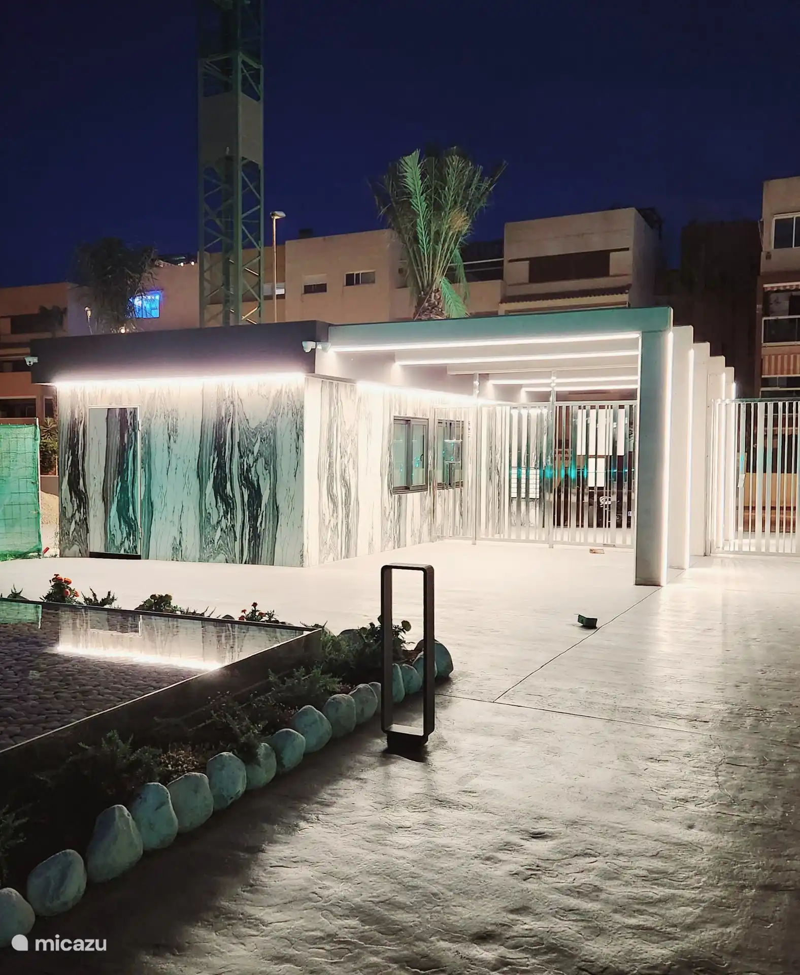 Entrée/sortie principale éclairée vue du complexe 