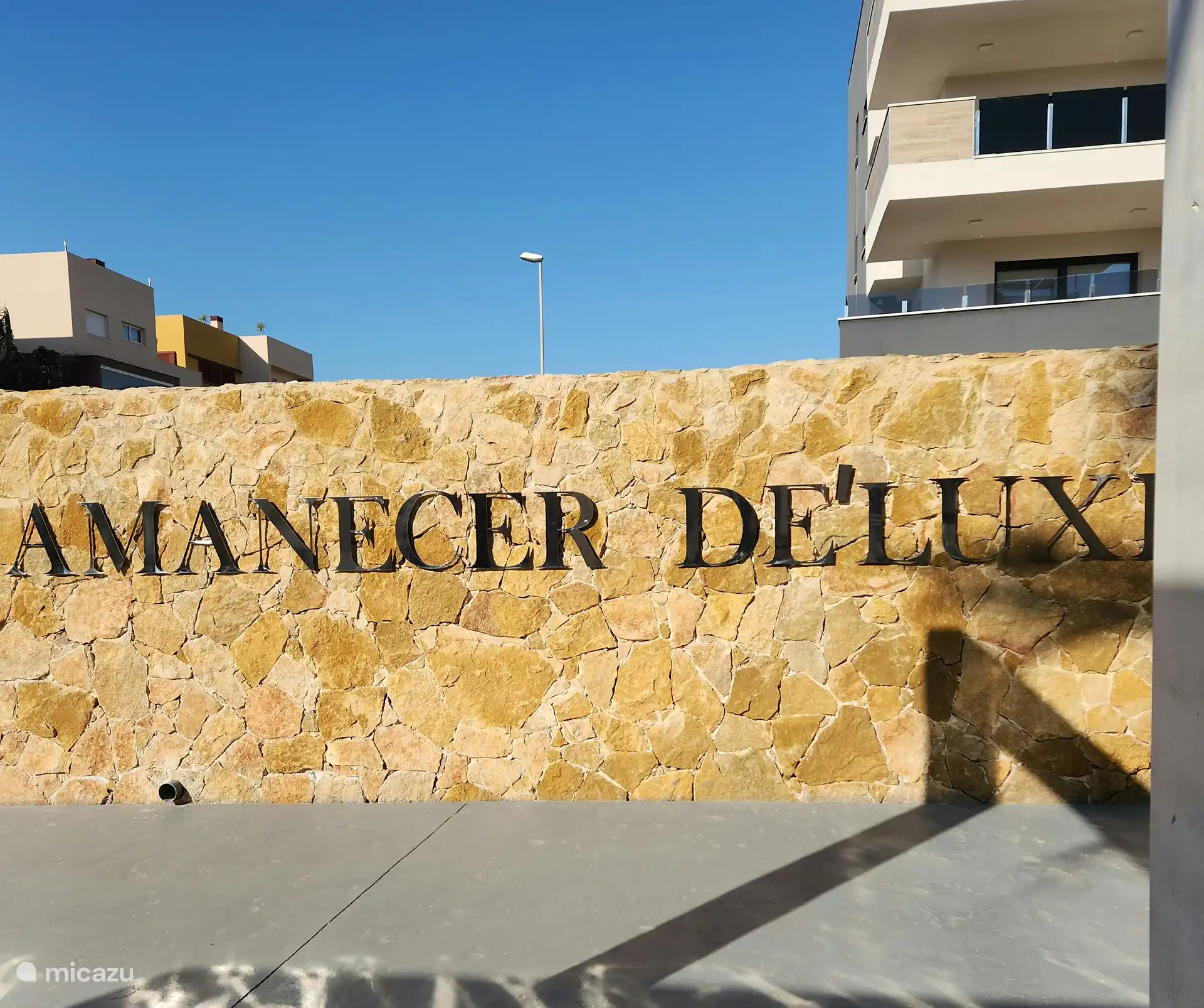 Indication complexe de notre rue calme et large avec beaucoup d’espace de stationnement 