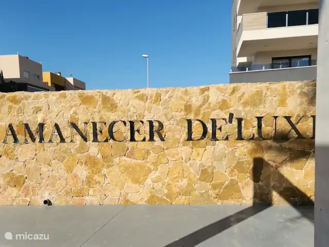 Location de Vacances Espagne, Costa Blanca, Orihuela Costa, penthouse - Amanecer de Luxe  Indication complexe de notre rue calme et large avec beaucoup d’espace de stationnement