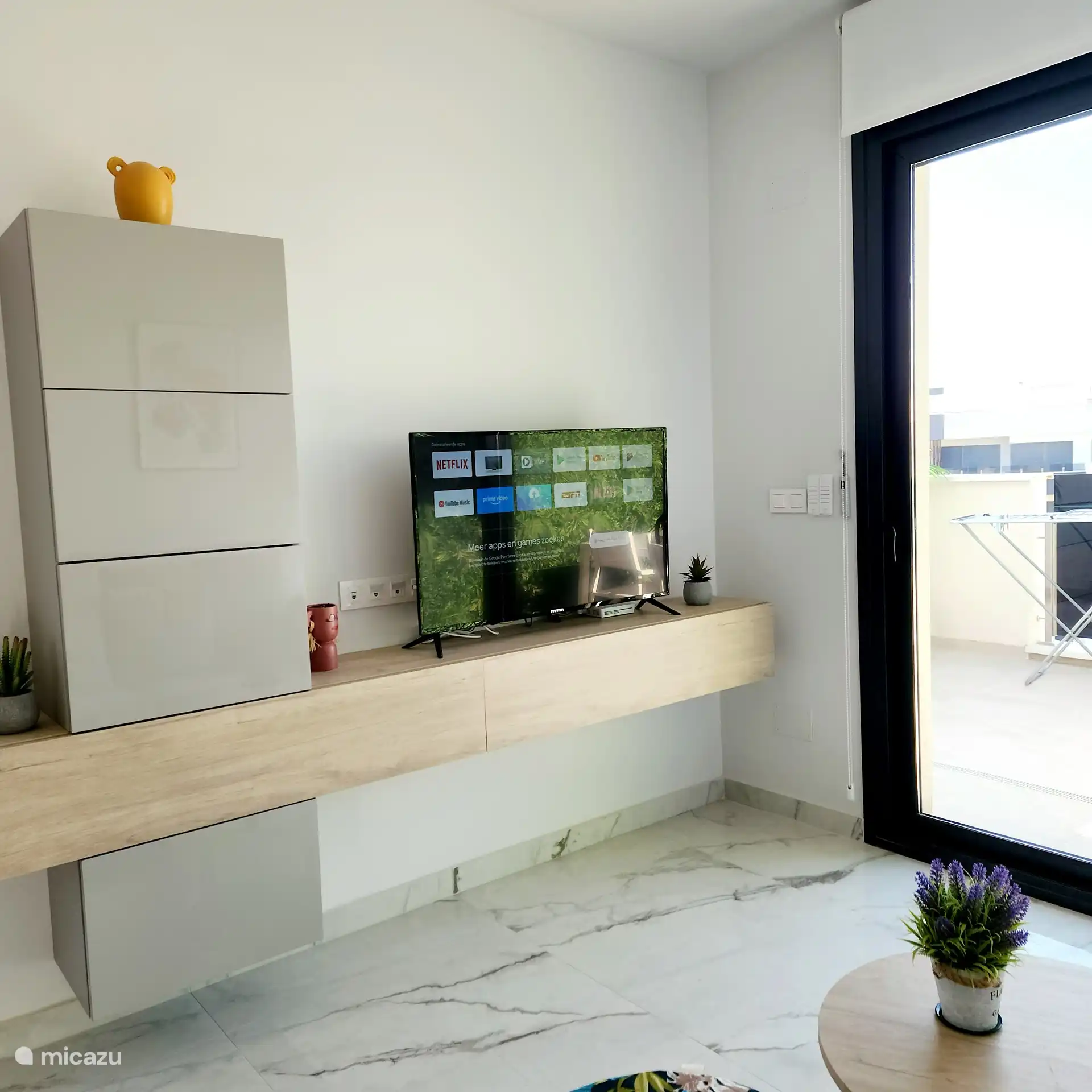 Profitez de regarder la télévision sur les chaînes espagnoles, anglaises, flamandes et néerlandaises 