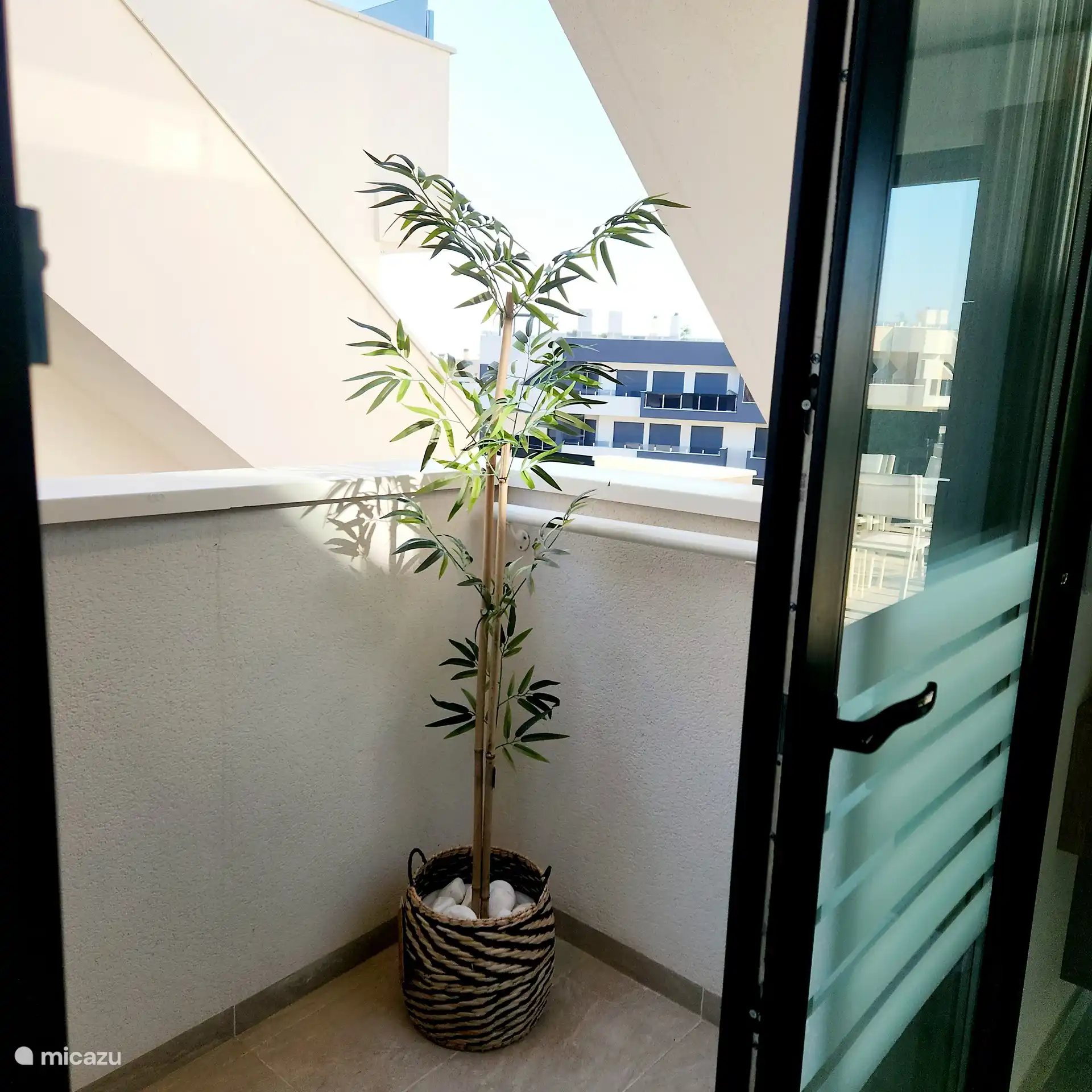 Petit balcon près de la chambre, machine à laver et chaudière 