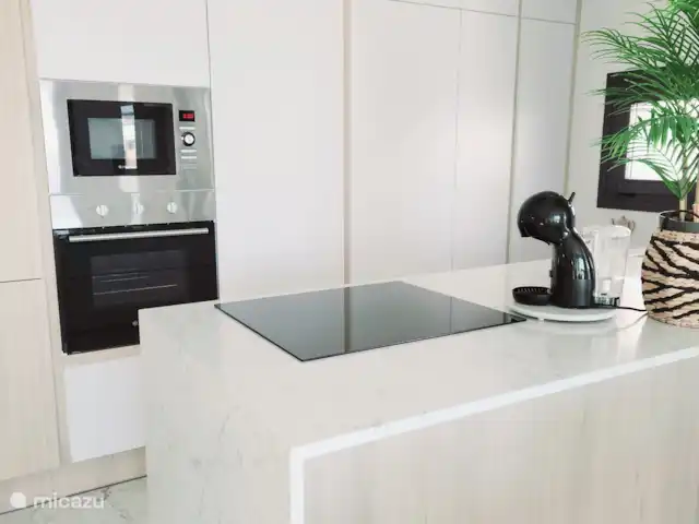 Location de Vacances Espagne, Costa Blanca, Orihuela Costa, penthouse - Amanecer de Luxe  Cuisine ouverte avec dessus en marbre, beaucoup d’appareils électroménagers et beaucoup d’espace de rangement. Avec plaque à induction.