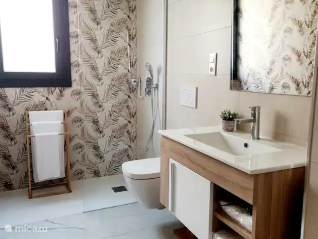 Location de Vacances Espagne, Costa Blanca, Orihuela Costa, penthouse - Amanecer de Luxe  Salle de bains pour les invités également équipée d’une douchette à main et d’une douche à effet pluie
