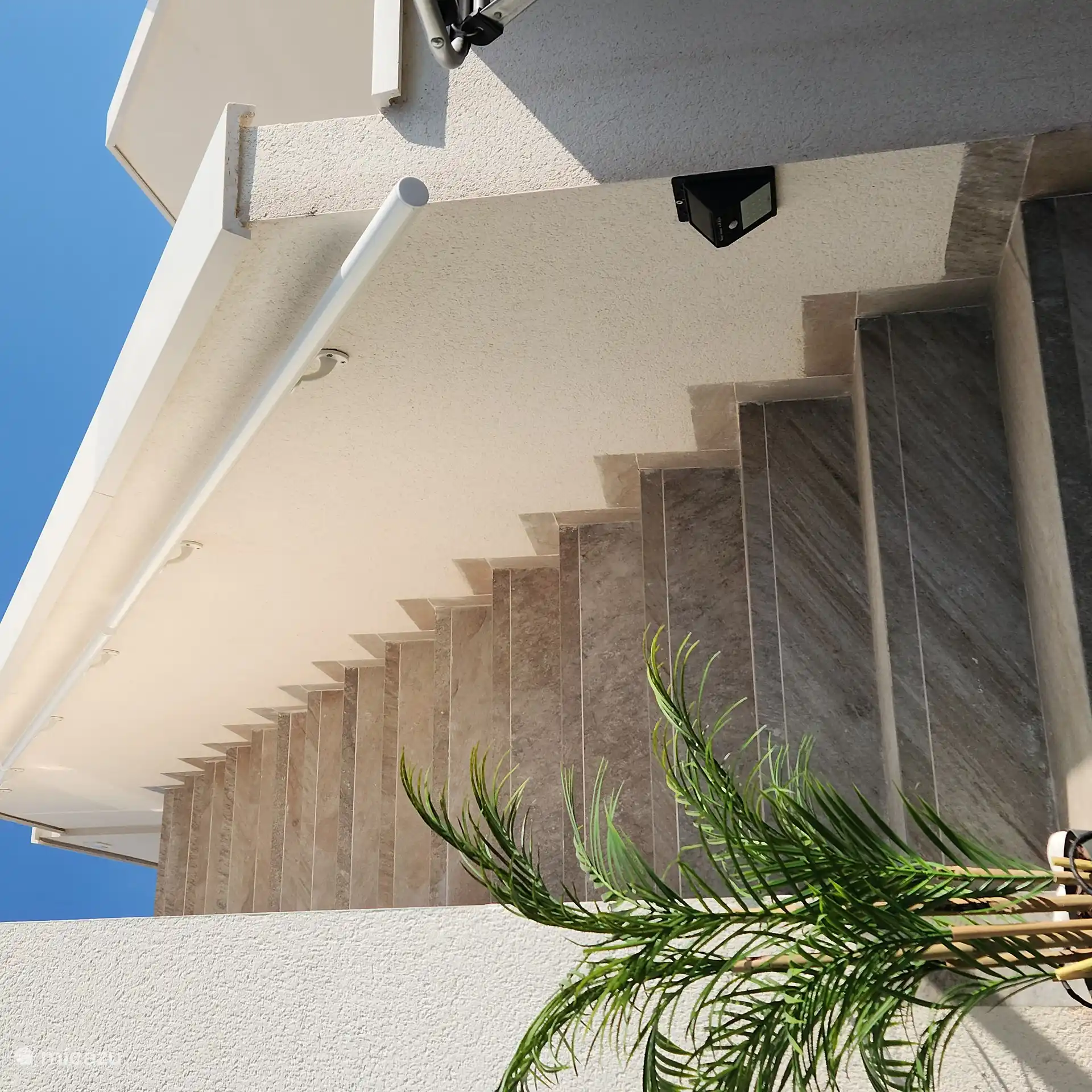 Escalier menant à la terrasse sur le toit avec une main courante pratique 