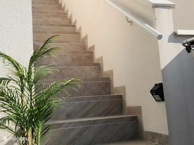 Location de Vacances Espagne, Costa Blanca, Orihuela Costa, penthouse - Amanecer de Luxe  Escalier menant à la terrasse sur le toit avec une main courante pratique