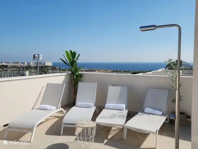 Location de Vacances Espagne, Costa Blanca, Orihuela Costa, penthouse - Amanecer de Luxe  Terrasse sur le toit avec douche à effet pluie et 4 civières. Vue sur la mer