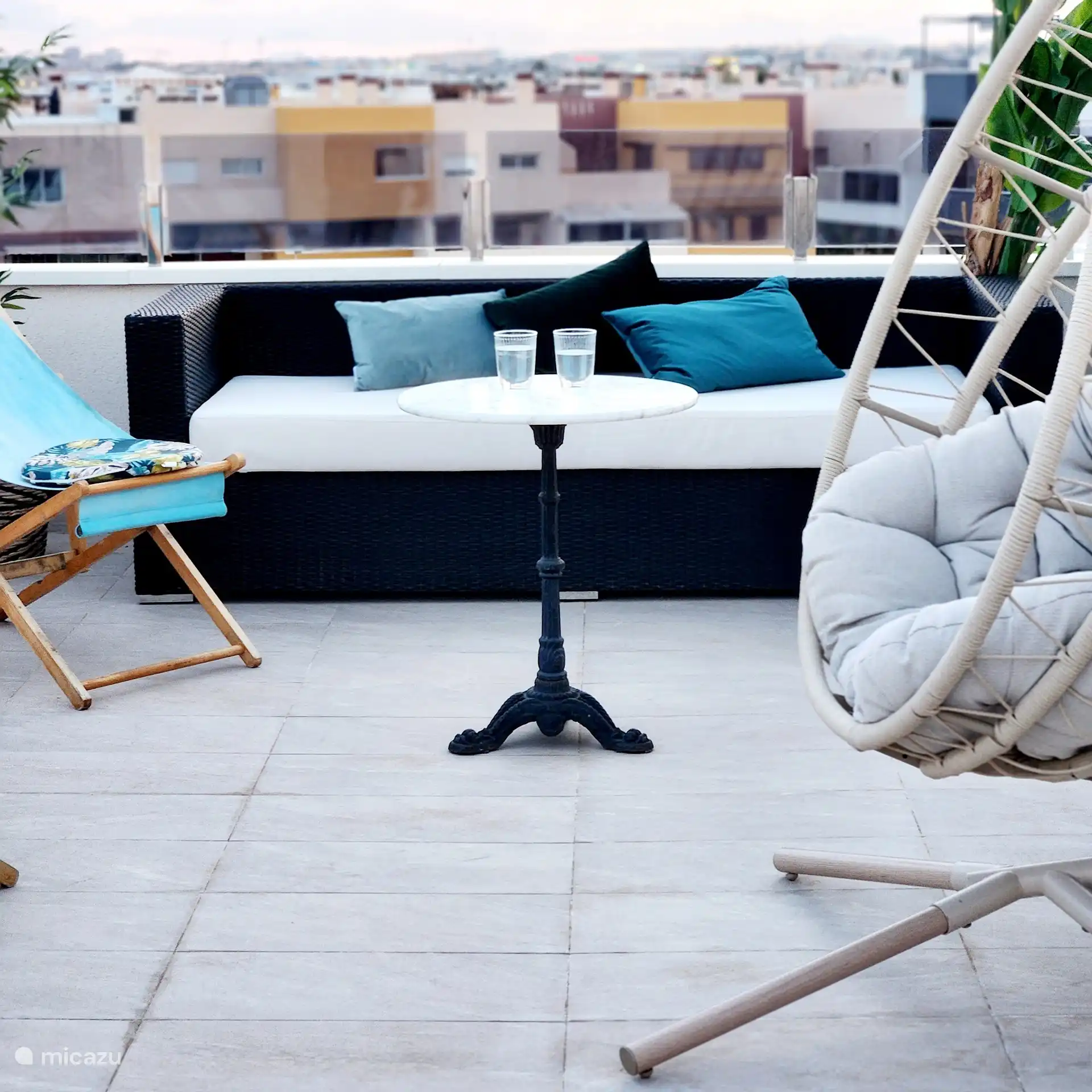 Terrasse sur le toit avec de nombreuses possibilités de bronzer ou de se détendre 
