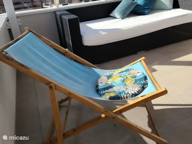 Location de Vacances Espagne, Costa Blanca, Orihuela Costa, penthouse - Amanecer de Luxe  Terrasse sur le toit avec des chaises, des brancards, une chaise suspendue et un canapé avec un matelas ferme