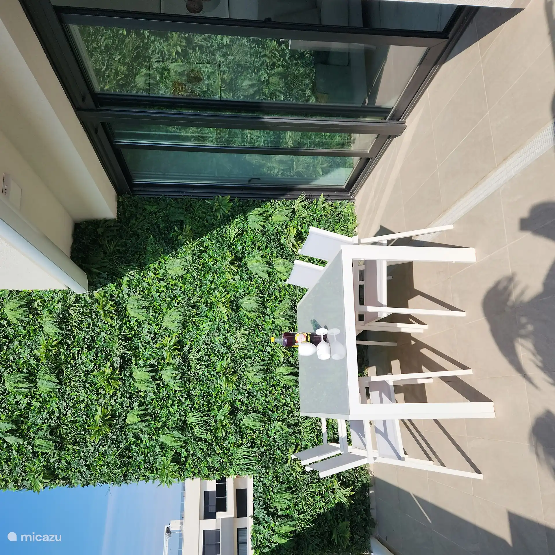 Terrasse adjacente au salon située au sud 