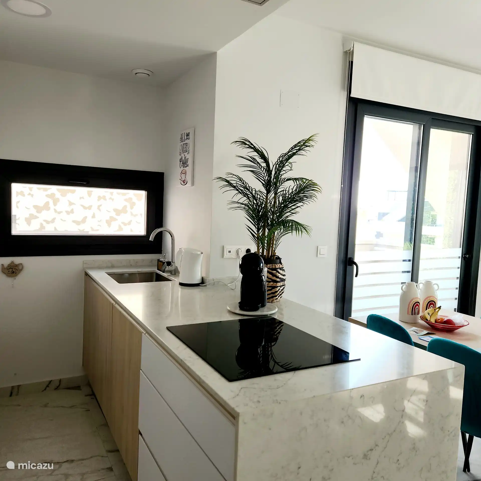 Cuisine ouverte équipée de nombreux appareils et appareils 