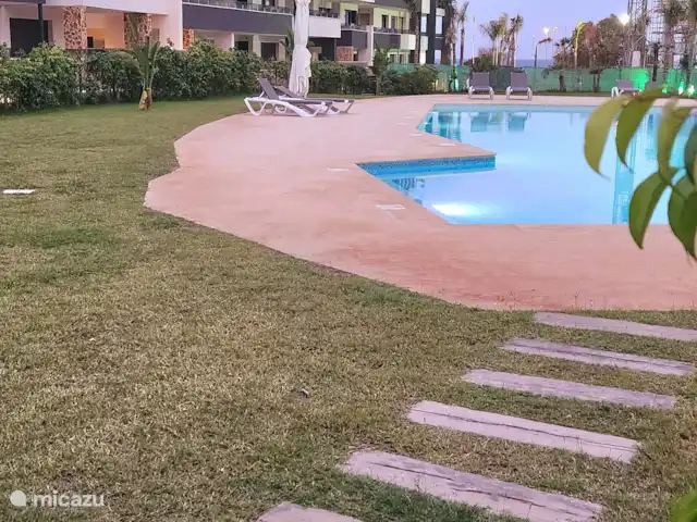 Location de Vacances Espagne, Costa Blanca, Orihuela Costa, penthouse - Amanecer de Luxe  Piscine commune avec escaliers intégrés, chaises longues et parasols