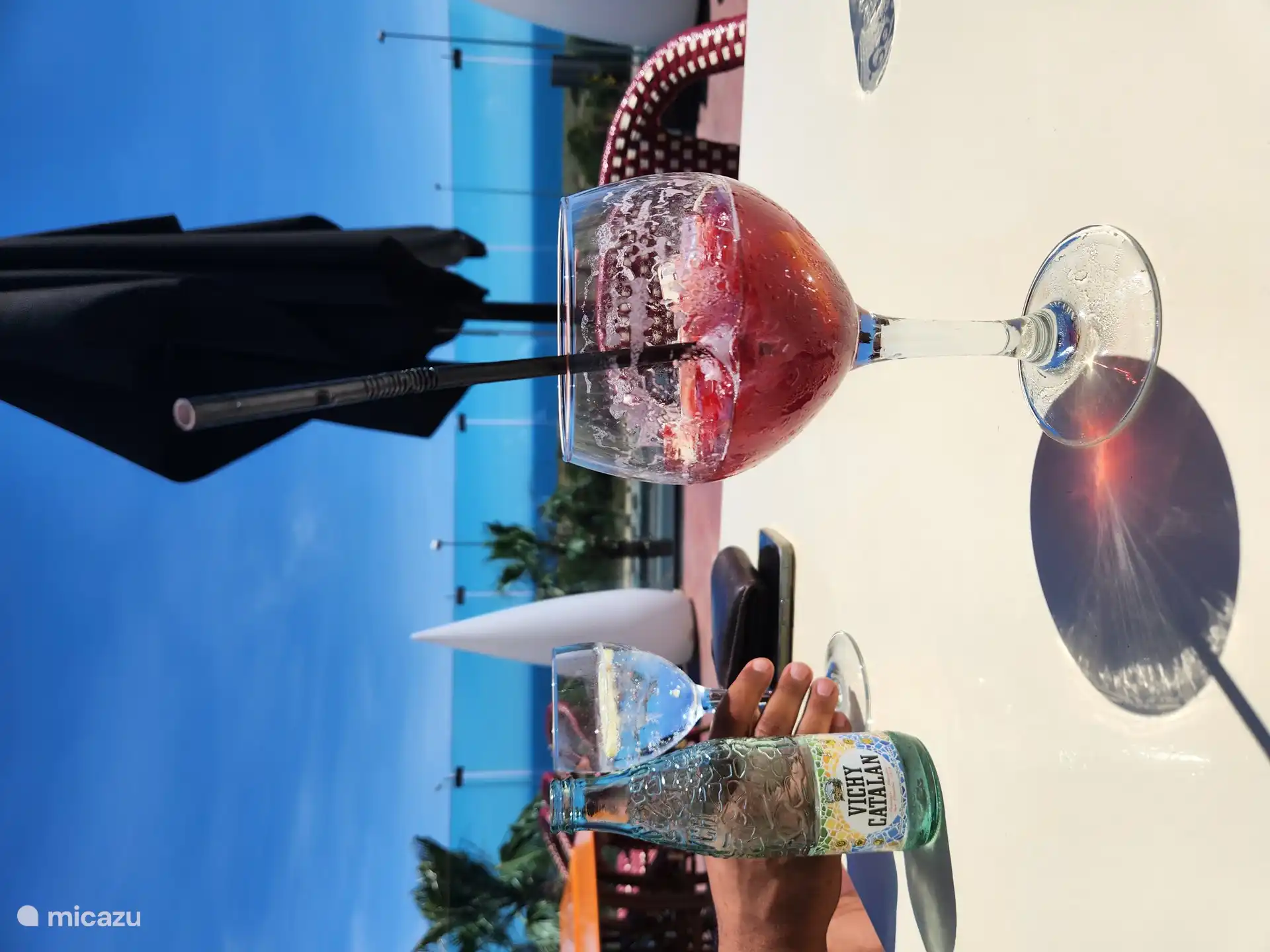 Un verre lors d’une promenade sur la plage 