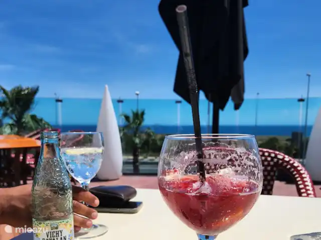 Location de Vacances Espagne, Costa Blanca, Orihuela Costa, penthouse - Amanecer de Luxe  Un verre lors d’une promenade sur la plage