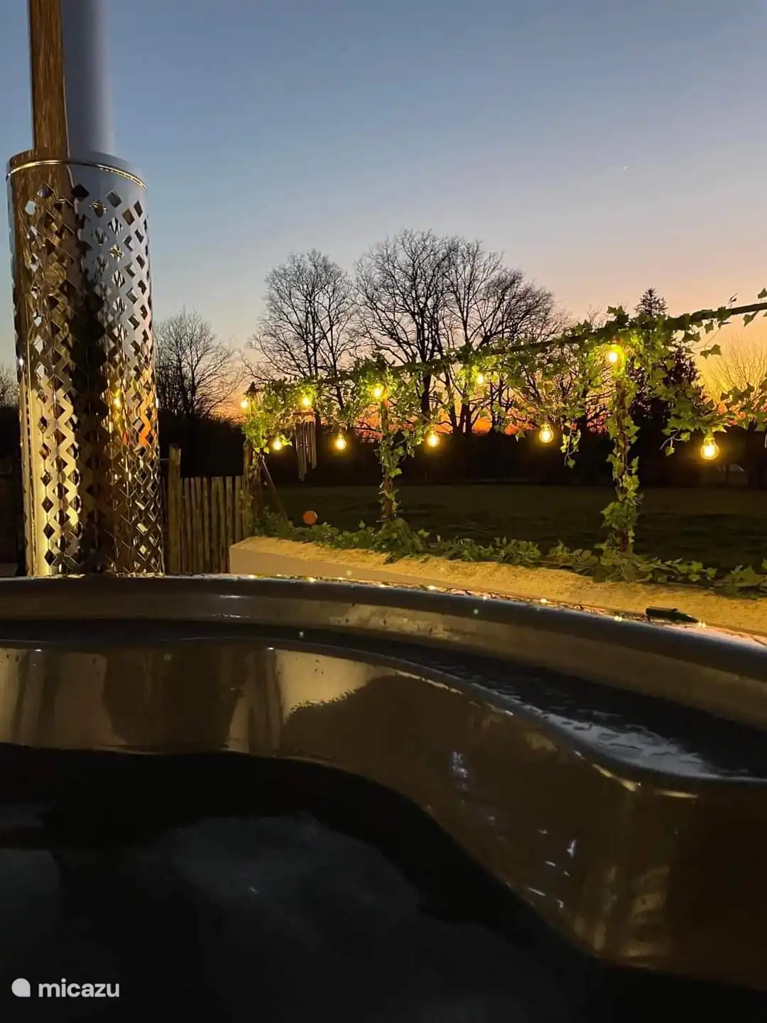 Blick auf den Sonnenuntergang im Whirlpool