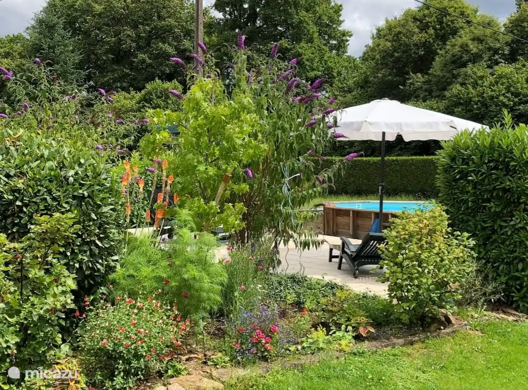 Swimmingpool und gepflegte Gärten