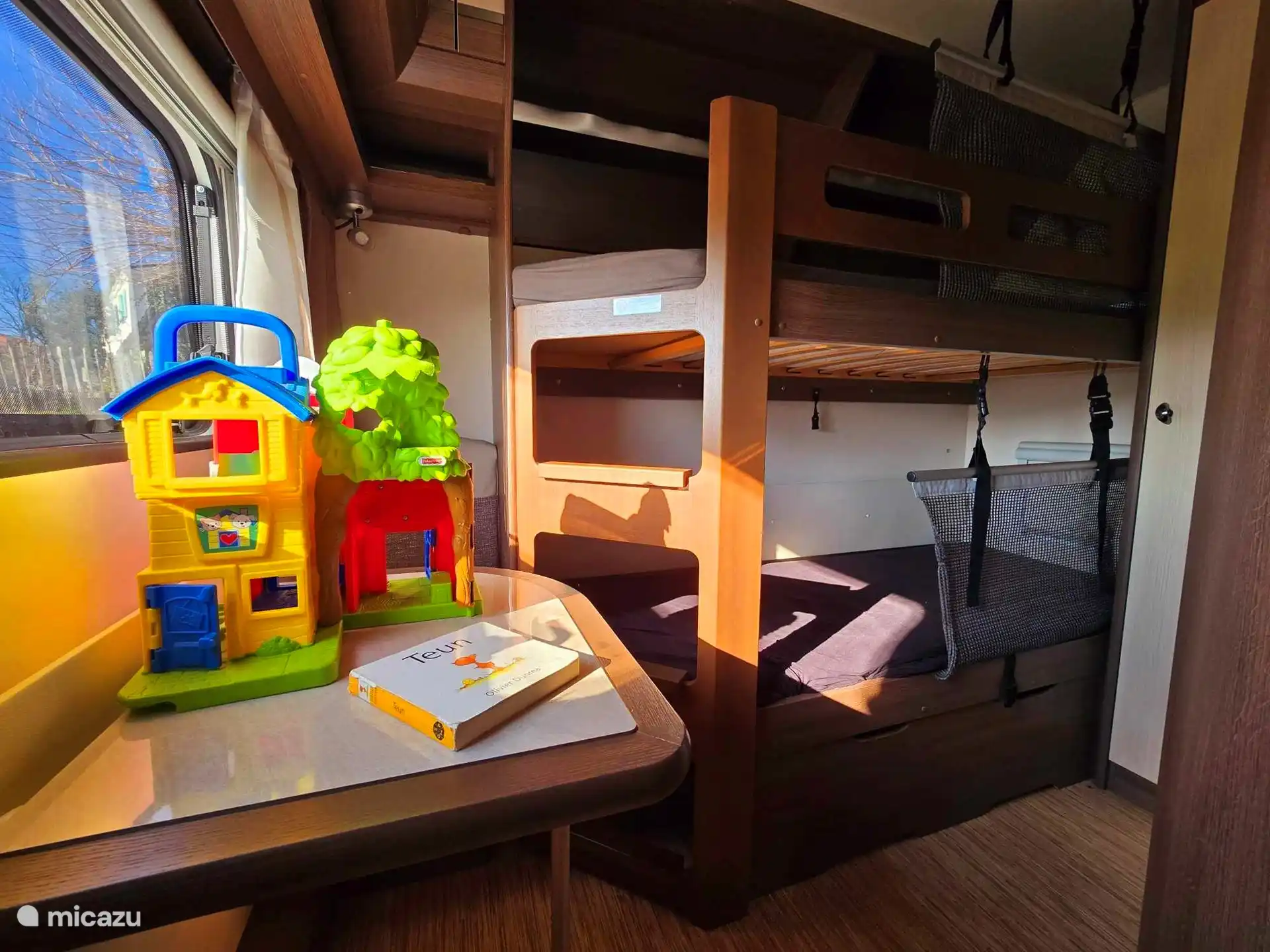 Etagenbetten mit Spielecke & Stauraum